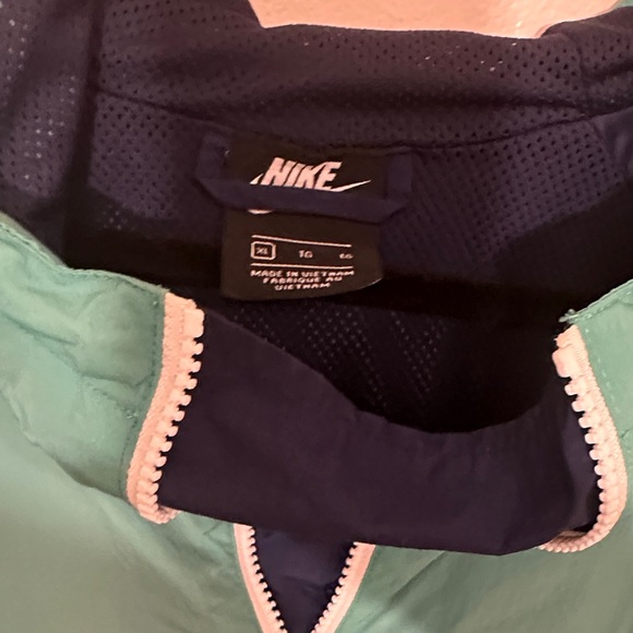 Nike Green Hooded Jacket - Picture 2 of 3